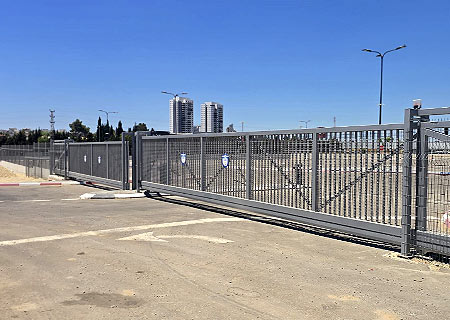 שער קונזולי ברוחב 24 מטר